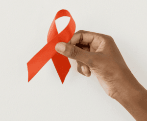 Fevereiro Laranja: conscientização e prevenção contra a Leucemia mão negra segura fita laranja