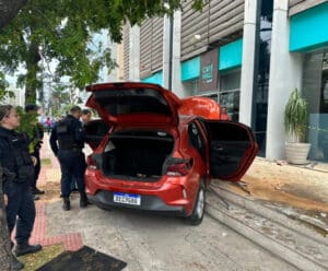 Em fuga, criminosos batem carro e acabam presos no ES Em fuga, traficantes batem carro e acabam presos no ES