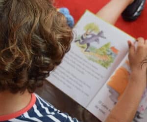 estudante - criança lendo livro