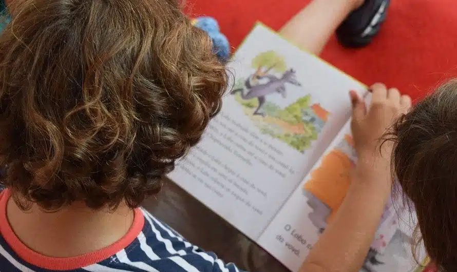 estudante - criança lendo livro