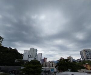 Sextou com mudança no tempo! ES pode ter chuva em várias regiões Alerta vermelho no ES