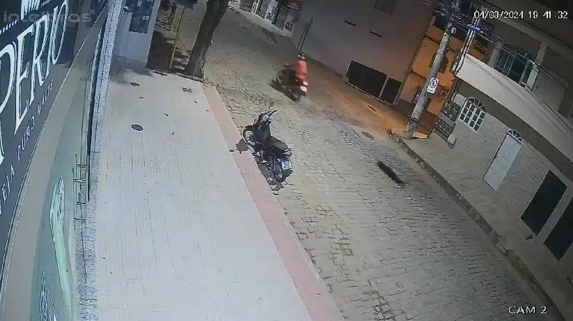 Cachorro arrastado por moto