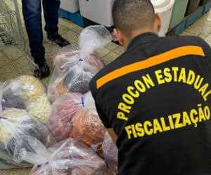 Procon apreende 900 quilos de produtos impróprios para consumo no ES Procon apreende 900 quilos de produtos impróprios para consumo no ES