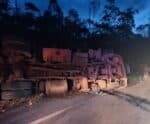 Motorista de caminhão morre preso às ferragens após acidente na BR-262