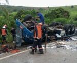 Motorista morre após caminhão de chapas de granito tombar em rodovia no ES