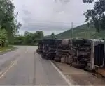 BR-262 é parcialmente interditada após carreta tombar em Iúna