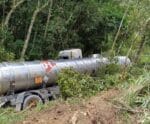 Carreta com soda cáustica tomba na BR-262, em Conceição do Castelo