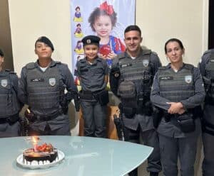 Fofura! Menina de 7 anos comemora aniversário com tema da PM em Guaçuí Policiais
