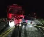 Batida entre caminhão e picape mata duas pessoas em rodovia no ES