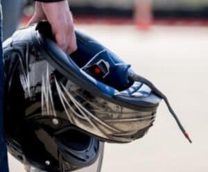 Motociclistas: saiba como usar o capacete com segurança Como usar o capacete com segurança