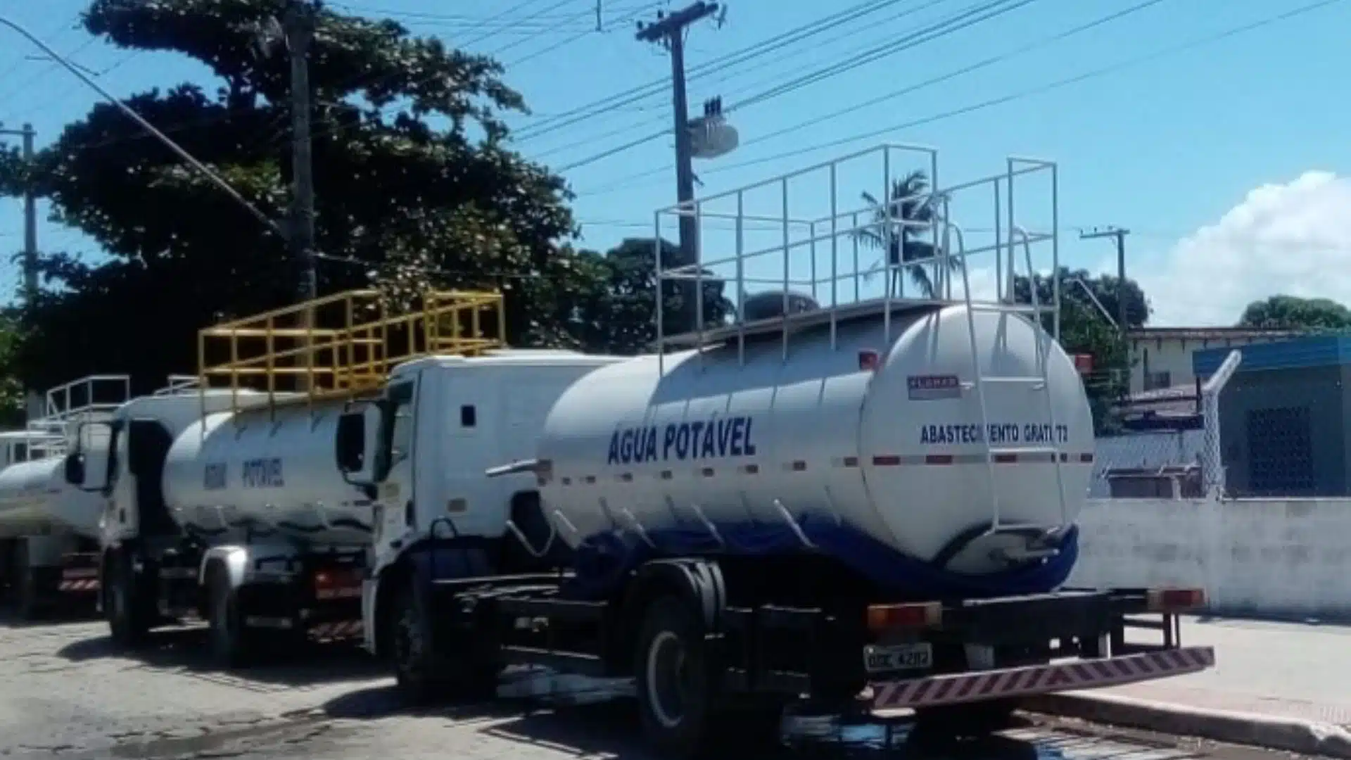 Municípios recebem caminhões-pipa