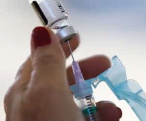 HPV: Marataízes aparece entre as cidades com menores taxas de vacinação Mãos feminina com uma dose de vacina contra HPV
