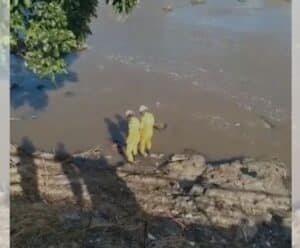 VÍDEO | Homem bêbado acorda logo após ser resgatado por bombeiros Homem bêbado no rio