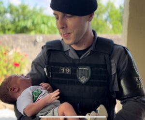 Policiais Militares salvam bebê engasgado com leite materno no ES Policiais salvam bebê engasgado com leite materno