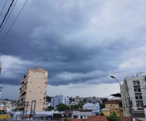 Quinta-feira (7) de calor e chuvas intensas no Espírito Santo; veja previsão tempo - nublado - inverno - chuva