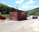 Atenção! Contêiner cai de caminhão e complica trânsito em rodovia
