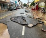 Enchente arranca asfalto, invade casas e comércios em Jerônimo Monteiro