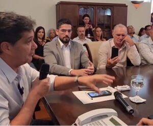 Ricardo Ferraço explicando sobre base de nacionalização no aeroporto de Cachoeiro de Itapmeirim