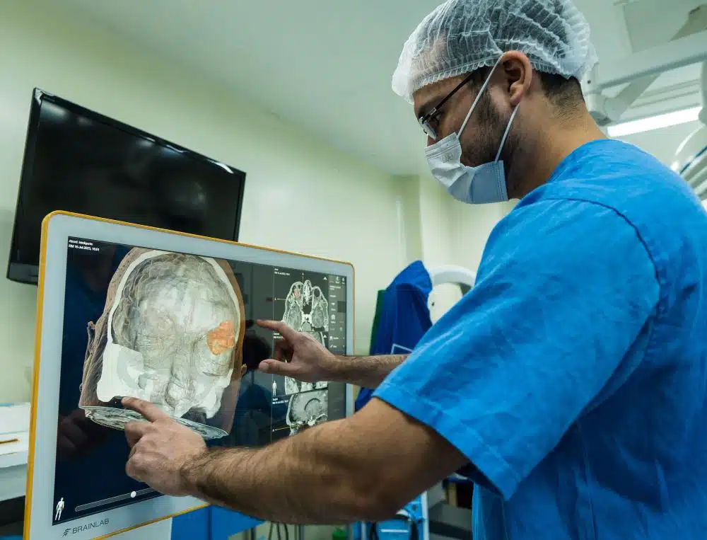 Médico analisando uma radiografia de um suposto AVC