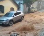VÍDEO impressionante: rua de Muniz Freire vira “rio” após chuvas