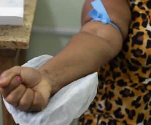 Serviço facilita acesso a exames laboratoriais para moradores do interior exame - coleta de sangue
