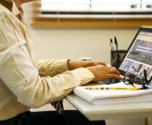 Pesquisa mostra que diferença salarial entre mulheres e homens caiu mulher trabalhando - teletrabalho - homeoffice