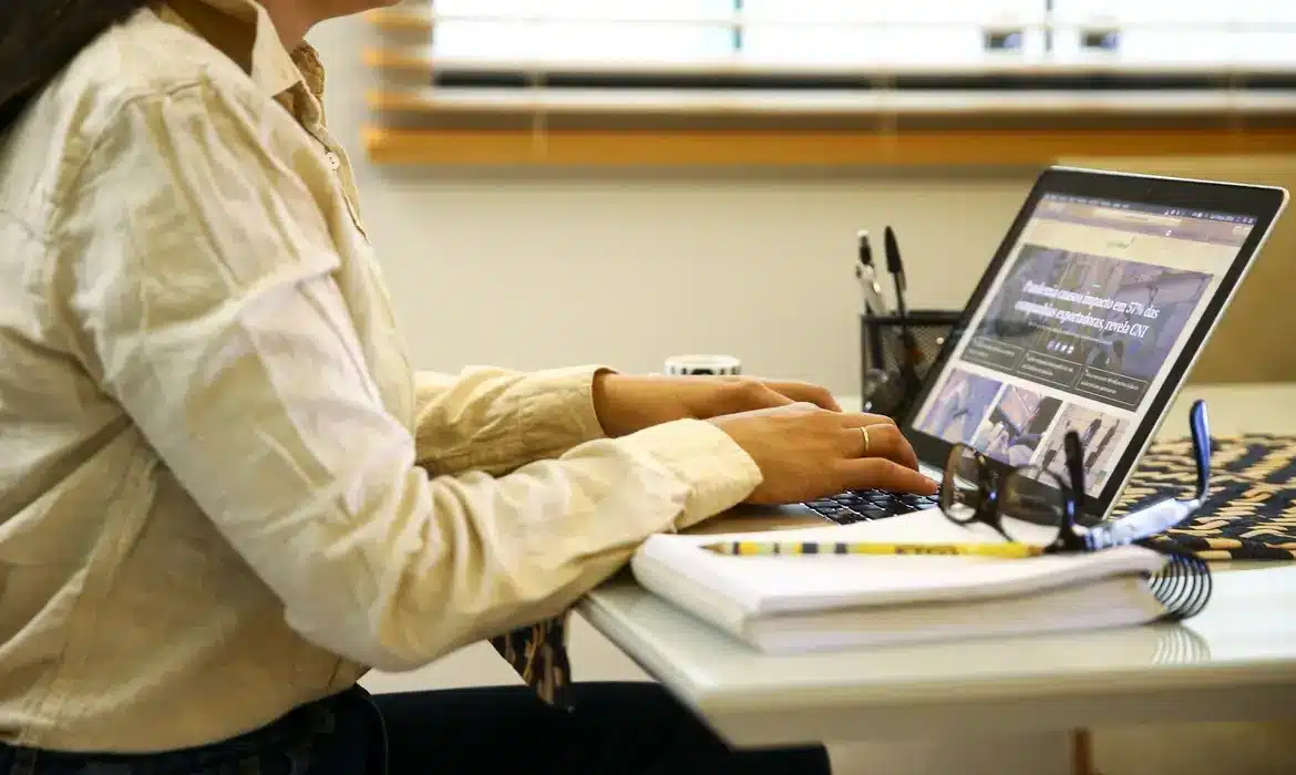 mulher trabalhando - teletrabalho - homeoffice