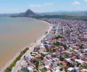 Cidade do Sul do ES está entre as 10 que mais estimulam empreendedorismo Foto aérea da cidade de Piúma