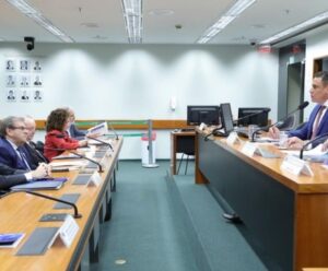 Deputado do ES discute reindustrialização do setor automotivo no Brasil