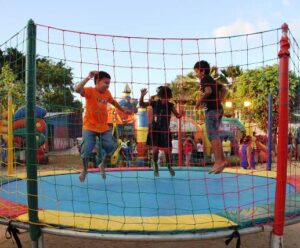Criança feliz: evento promete levar alegria e esperança para crianças de Mimoso crianças brincando - pula-pula