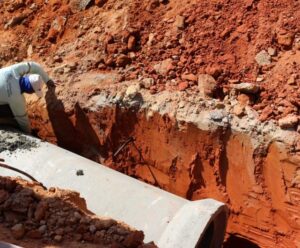 Ampliação de rede de drenagem interdita rua em Cachoeiro Obras no Agostinho Simonato
