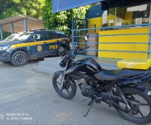 Homem é preso com drogas e conduzindo moto sem habilitação no ES Homem é preso com drogas conduzindo moto sem habilitação no ES
