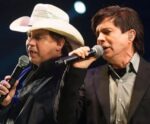 Chitãozinho e Chororó cantam ‘Evidências’ em show do Bruno Mars