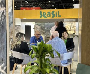 Brasil expõe exuberância de suas pedras naturais em feira internacional Coverings - feira de rochas ornamentais