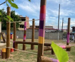 projeto Quintal Brincante, da EDP, transforma postes antigos de madeira e tampinhas plásticas em brinquedos sustentáveis