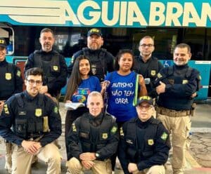 PRF realiza blitz educativa de conscientização sobre o TEA Blitz sobre TEA no ES