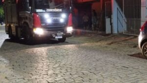 Carro pega fogo em Castelo