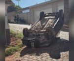 Motorista faz carro ‘pegar no tranco’ e capota em Cachoeiro