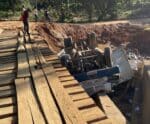 Caminhão cai de ponte e fica com as rodas para cima em Mimoso do Sul