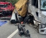 Batida grave entre caminhões interdita totalmente a BR-101