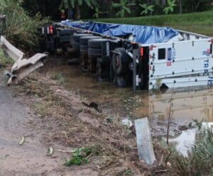 Carreta-baú tomba em lago às margens da BR-101, em Rio Novo do Sul BR-101