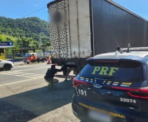 Reboque com restrição judicial de MG é recuperado na BR-101 Reboque adulterado na BR-101
