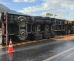 Carreta tomba e interdita parcialmente a BR-101 Sul, em Anchieta