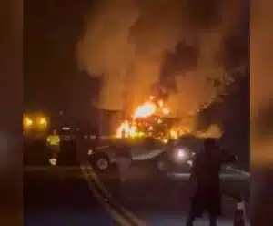 Carreta pega fogo e interdita BR-101 Sul, em Atílio Vivácqua Fogo em Atílio Vivácqua