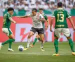 Flamengo e Palmeiras fazem duelo decisivo neste domingo (19); confira como as equipes entrarão em campo