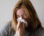 Dormir com cabelo molhado dá gripe? Veja mitos e verdades