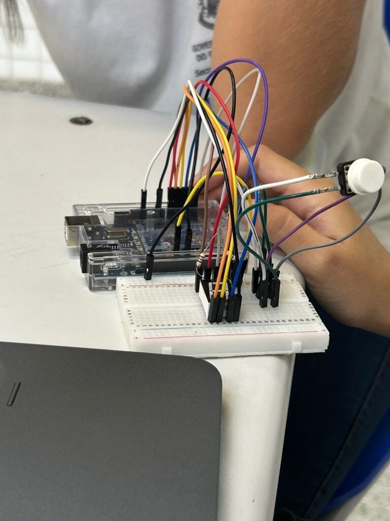 Escola de Cachoeiro de Itapemirim inicia projetos com robótica educacional