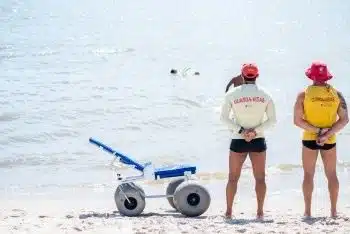 Praia Acessível é um projeto da prefeitura de Vitória que tem o objetivo de garantir o banho do mar assistido das pessoas com deficiência ou mobilidade reduzida. Praia Acessível é um projeto da prefeitura de Vitória que tem o objetivo de garantir o banho do mar assistido das pessoas com deficiência ou mobilidade reduzida.