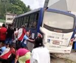 Micro-ônibus desgovernado atropela fiéis em procissão e mata quatro