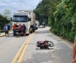 Motociclista fica ferida em acidente com caminhão em Santa Maria de Jetibá